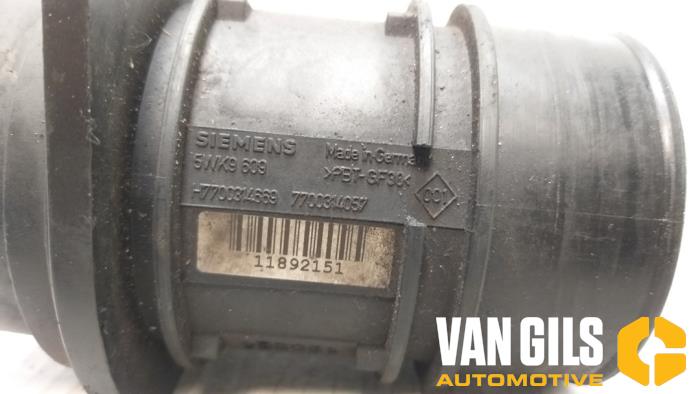 Air mass meter from a Renault Master III (FD/HD) 2.5 dCi 16V 2002