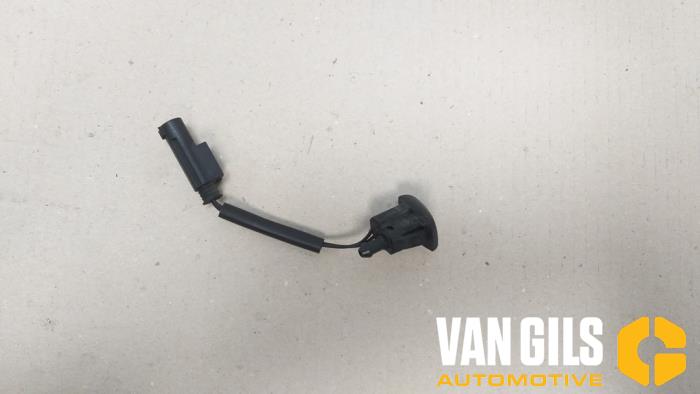 Front windscreen washer jet from a BMW 5 serie (E60) 530d 24V 2003