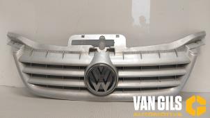 Używane Grill Volkswagen Caddy Combi III (2KB,2KJ) 1.9 TDI Cena € 40,00 Procedura marży oferowane przez Van Gils Automotive