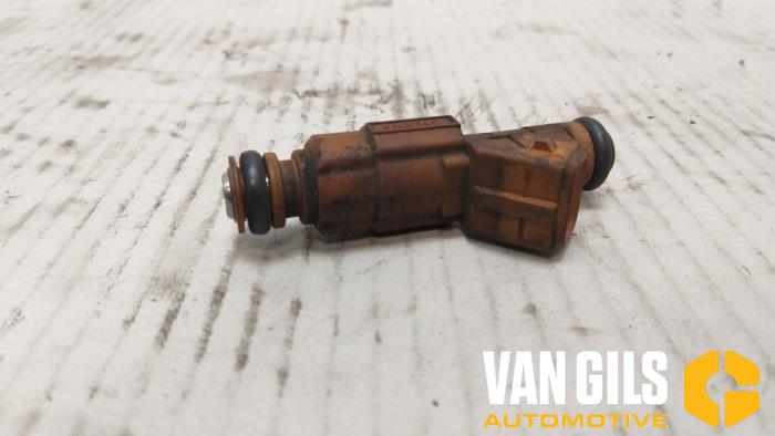 Injector (petrol injection) from a Volvo V70 (SW) 2.5 T 20V AWD 2003