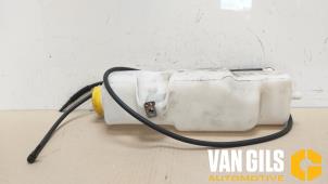 Usagé Réservoir lave-glace avant Renault Twingo III (AH) 0.9 Energy TCE 90 12V Prix sur demande proposé par Van Gils Automotive