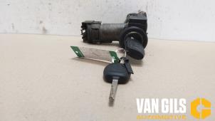 Usados Cerradura de contacto y llave Ford Transit Courier 1.0 Ti-VCT EcoBoost 12V Precio € 164,56 IVA incluido ofrecido por Van Gils Automotive