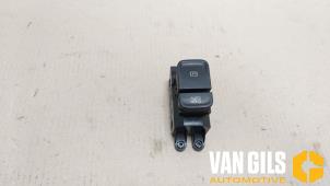Usados Interruptor de freno de mano Kia Proceed (CD) 1.4 T-GDI 16V Precio € 29,99 Norma de margen ofrecido por Van Gils Automotive