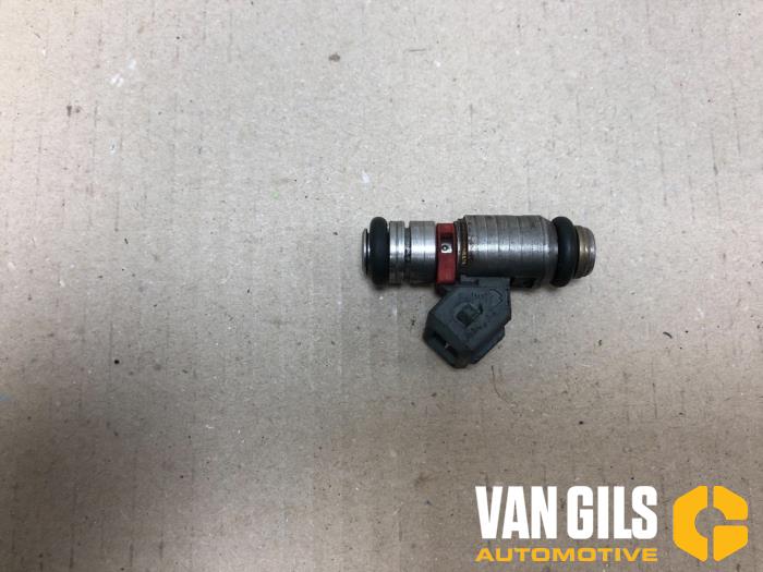 Injector (petrol injection) from a Volkswagen Polo III (6N1) 1.6i 75 1998