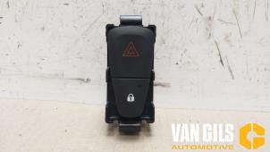 Usados Interruptor de luz de pánico Renault Scénic III (JZ) 1.5 dCi 110 Precio de solicitud ofrecido por Van Gils Automotive
