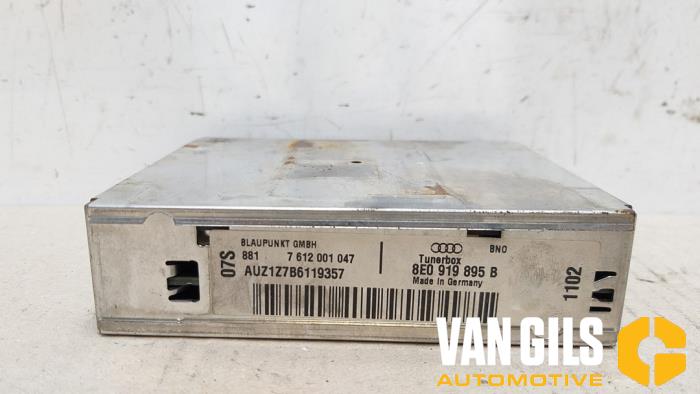 Używane Modul radiowy Audi A4 Quattro (B6) 2.5 TDI V6 24V Cena € 50,00 Procedura marży oferowane przez Van Gils Automotive