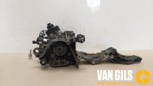 Used Diesel pump Volkswagen Touran (5T1) 2.0 TDI 150 Price € 199,99 Margin scheme offered by Van Gils Automotive
