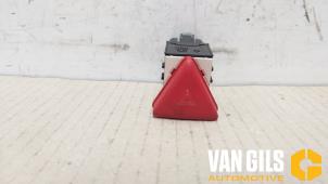 Usagé Bouton de warning Volkswagen Golf V (1K1) 2.0 FSI 16V Prix € 30,00 Règlement à la marge proposé par Van Gils Automotive