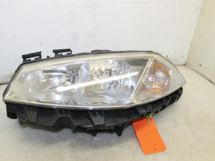 Headlight, left from a Renault Megane II Grandtour (KM) 1.5 dCi 85 2006