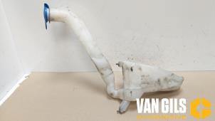Usagé Réservoir lave-glace avant Volkswagen Polo IV (9N1/2/3) 1.4 16V Prix € 40,00 Règlement à la marge proposé par Van Gils Automotive