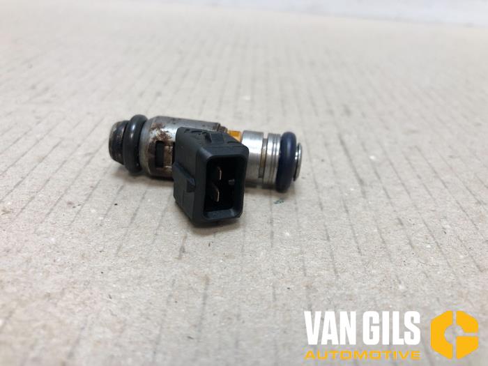 Injector (petrol injection) from a Fiat Grande Punto (199) 1.4 2010