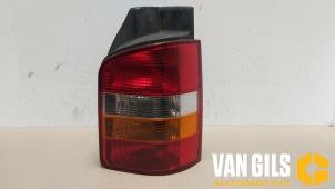 Usagé Feu arrière droit Volkswagen Transporter T5 1.9 TDi Prix € 45,00 Règlement à la marge proposé par Van Gils Automotive