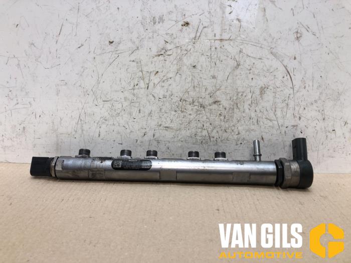 Fuel injector nozzle from a BMW 1 serie (E87/87N) 123d 16V 2008