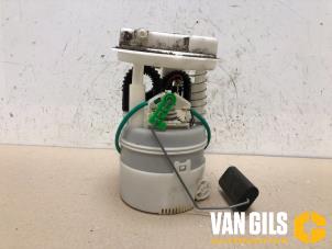 Usados Bomba eléctrica de combustible Dacia Duster (HS) 1.6 16V Precio de solicitud ofrecido por Van Gils Automotive