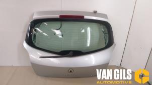 Usados Portón trasero Renault Clio III (BR/CR) 1.2 16V 75 Precio € 100,00 Norma de margen ofrecido por Van Gils Automotive