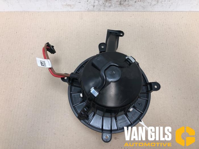 Heating and ventilation fan motor from a Mercedes-Benz Vito Mixto (447.7) 2.2 116 CDI 16V 2018