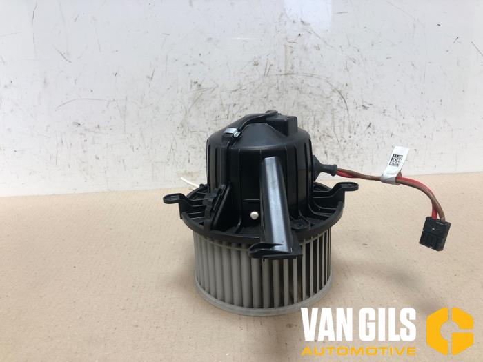 Heating and ventilation fan motor from a Mercedes-Benz Vito Mixto (447.7) 2.2 116 CDI 16V 2018