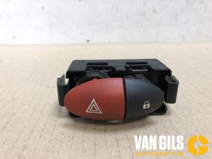 Usagé Bouton de warning Renault Twingo Prix sur demande proposé par Van Gils Automotive
