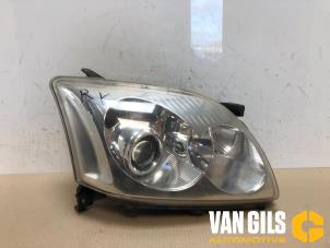 Used Headlight, right Toyota Avensis Wagon (T25/B1E) 2.2 D-4D 16V D-CAT Price € 69,99 Margin scheme offered by Van Gils Automotive