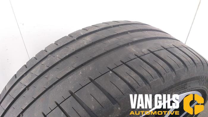 Wheel + tyre from a Volvo V40 (MV) 2.0 T3 16V 2016
