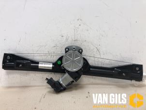Używane Mechanizm szyby lewej przedniej wersja 4-drzwiowa Fiat Punto Evo (199) 1.2 Euro 4 Cena na żądanie oferowane przez Van Gils Automotive