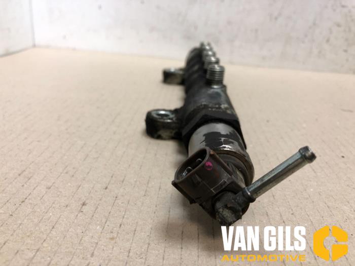 Fuel injector nozzle from a Toyota Avensis Wagon (T25/B1E) 2.2 D-4D 16V D-CAT 2003