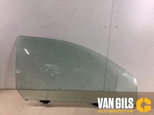Używane Szyba drzwi prawych wersja 2-drzwiowa Toyota Yaris (P1) 1.0 16V VVT-i Cena € 40,00 Procedura marży oferowane przez Van Gils Automotive