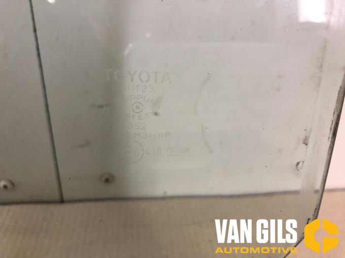 Ventanilla de puerta de 2 puertas izquierda de un Toyota Yaris (P1) 1.0 16V VVT-i 1999