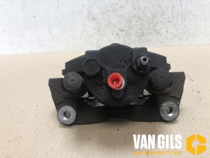 Usados Pinza de freno derecha delante Toyota Yaris II (P9) 1.3 16V VVT-i Precio de solicitud ofrecido por Van Gils Automotive