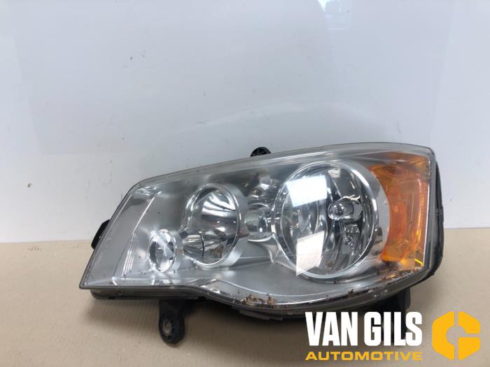 Używane Reflektor lewy Dodge Grand Caravan 3.8 Cena € 99,99 Procedura marży oferowane przez Van Gils Automotive