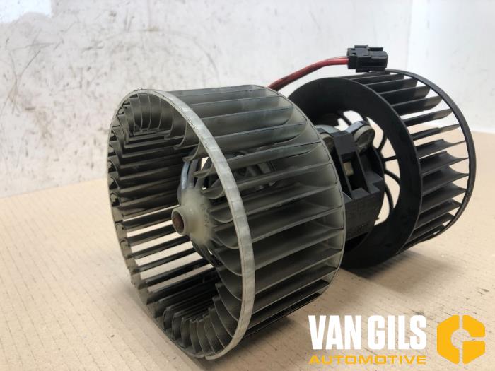 Motor de ventilador de calefactor de un BMW 3 serie (E46/2) 318 Ci 2001