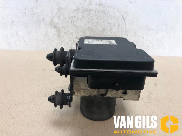 Usagé Bloc ABS Audi A4 Avant Quattro (B8) 3.0 TDI V6 24V Prix € 45,00 Règlement à la marge proposé par Van Gils Automotive