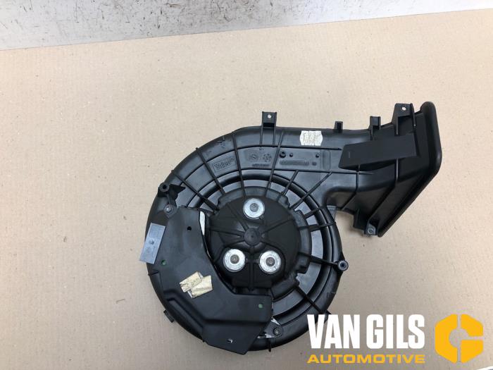 Heating and ventilation fan motor from a Opel Vectra C 2.2 DTI 16V 2002