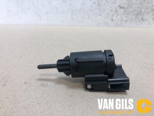 Usados Interruptor de luz de freno Audi A4 Avant Quattro (B7) 2.0 TFSI 20V Precio € 30,00 Norma de margen ofrecido por Van Gils Automotive