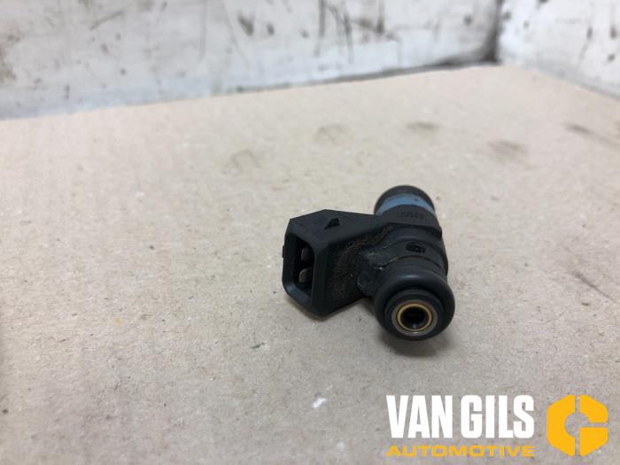Injector (petrol injection) from a Renault Clio II (BB/CB) 1.4 16V 2005