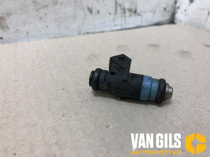 Injector (petrol injection) from a Renault Clio II (BB/CB) 1.4 16V 2005