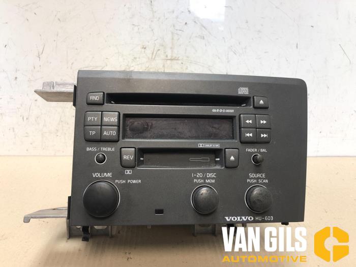 Radio CD player from a Volvo S60 I (RS/HV) 2.4 20V 140 2001