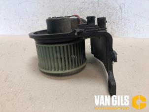 Usados Motor de ventilador de calefactor Renault Clio II (BB/CB) 1.2 16V Precio € 45,00 Norma de margen ofrecido por Van Gils Automotive