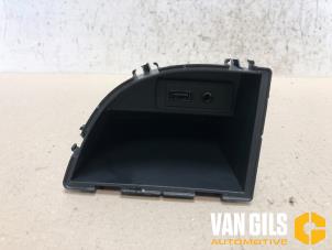 Used AUX / USB connection Mercedes Vito Tourer (447.7) 2.0 116 CDI 16V Price € 30,00 Margin scheme offered by Van Gils Automotive