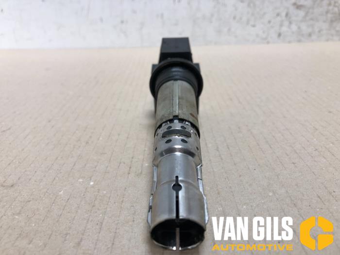 Zündspule van een Volkswagen Golf IV (1J1) 1.6 16V 2003