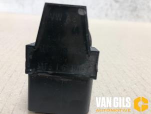 Zündspule van een Volkswagen Golf IV (1J1) 1.6 16V 2003