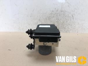 Usados Bomba ABS Audi A4 Avant (B8) 2.0 TFSI 16V Precio de solicitud ofrecido por Van Gils Automotive