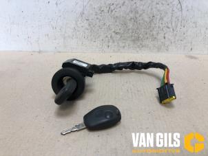 Usados Cerradura de contacto y llave Dacia Duster (HS) 1.6 16V Precio € 76,00 Norma de margen ofrecido por Van Gils Automotive