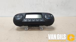 Usados Panel de control de calefacción Hyundai iX35 (LM) 2.0 16V 4x4 Precio de solicitud ofrecido por Van Gils Automotive