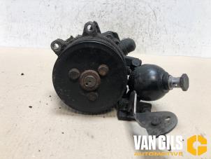 Usados Bomba de dirección asistida BMW 7 serie (E65/E66/E67) 750i,Li 4.8 32V Precio € 60,00 Norma de margen ofrecido por Van Gils Automotive