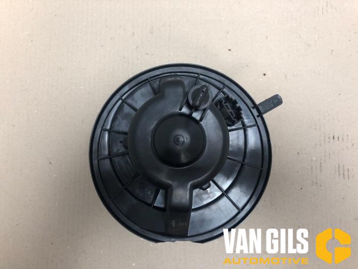 Heating and ventilation fan motor from a Volkswagen Caddy III (2KA,2KH,2CA,2CH) 2.0 SDI 2008