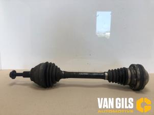 Usagé Arbre de transmission avant gauche Volkswagen Caddy III (2KA,2KH,2CA,2CH) 1.9 TDI Prix € 82,00 Règlement à la marge proposé par Van Gils Automotive