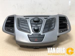 Usados Panel de control de radio Ford Fiesta 6 (JA8) 1.25 16V Precio € 75,00 Norma de margen ofrecido por Van Gils Automotive