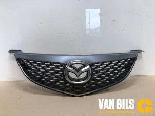 Używane Grill Mazda 3 (BK12) Cena € 40,00 Procedura marży oferowane przez Van Gils Automotive