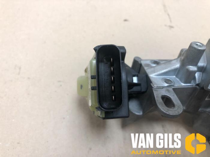 Ignition switch from a Dodge Caliber 1.8 16V 2008